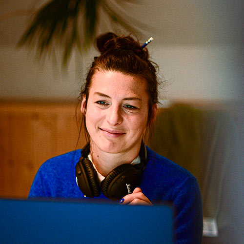 femme regardant souriante